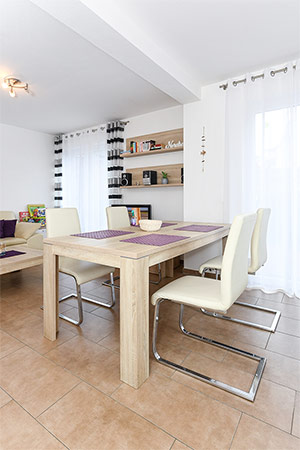 Ferienwohnung „Nordseetor“ - Wohnzimmer mit integriertem Küchenbereich