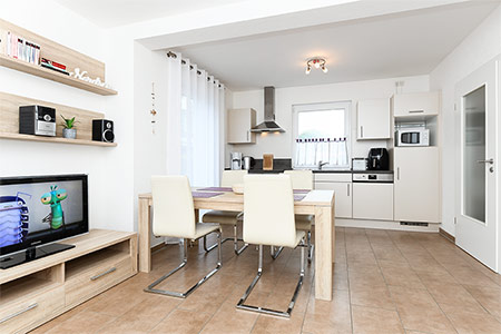 Ferienwohnung „Nordseetor“ - Wohnzimmer mit integriertem Küchenbereich