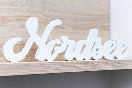 Ferienwohnung „Nordseetor“ - Wohnzimmer mit integriertem Küchenbereich