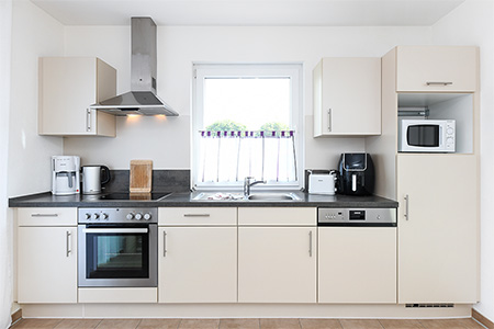 Ferienwohnung „Nordseetor“ - Wohnzimmer mit integriertem Küchenbereich