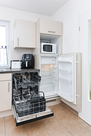 Ferienwohnung „Nordseetor“ - Wohnzimmer mit integriertem Küchenbereich