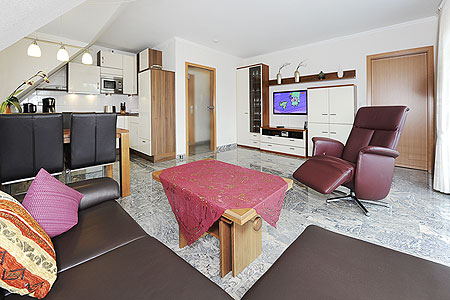 Ferienwohnung „Obertor“ - Wohnzimmer mit integriertem Küchenbereich