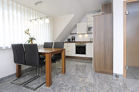Ferienwohnung „Obertor“ - Wohnzimmer mit integriertem Küchenbereich
