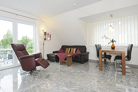 Ferienwohnung „Obertor“ - Wohnzimmer mit integriertem Küchenbereich