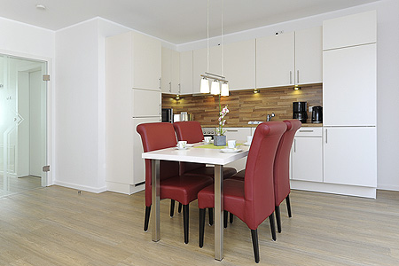 Ferienwohnung „Strandtor“ - Wohnzimmer mit integriertem Küchenbereich