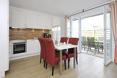 Ferienwohnung „Strandtor“ - Wohnzimmer mit integriertem Küchenbereich