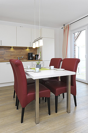 Ferienwohnung „Strandtor“ - Wohnzimmer mit integriertem Küchenbereich