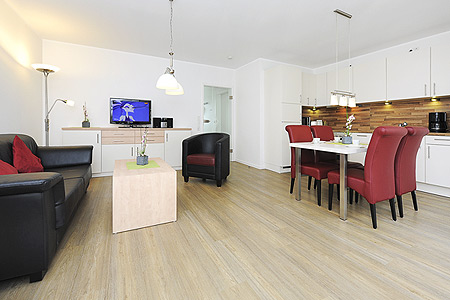 Ferienwohnung „Strandtor“ - Wohnzimmer mit integriertem Küchenbereich