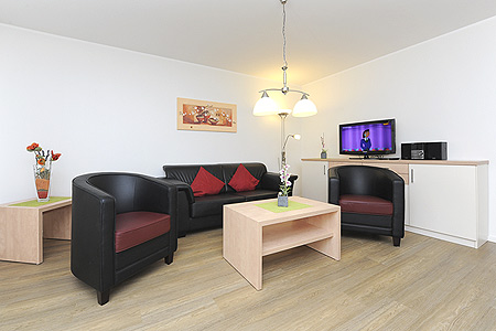 Ferienwohnung „Strandtor“ - Wohnzimmer mit integriertem Küchenbereich