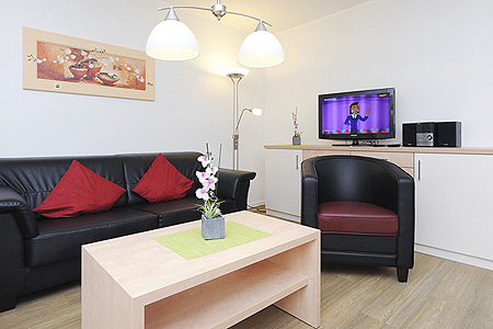 Ferienwohnung „Strandtor“ - Wohnzimmer mit integriertem Küchenbereich