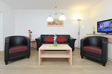 Ferienwohnung „Strandtor“ - Wohnzimmer mit integriertem Küchenbereich
