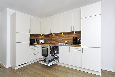 Ferienwohnung „Strandtor“ - Wohnzimmer mit integriertem Küchenbereich