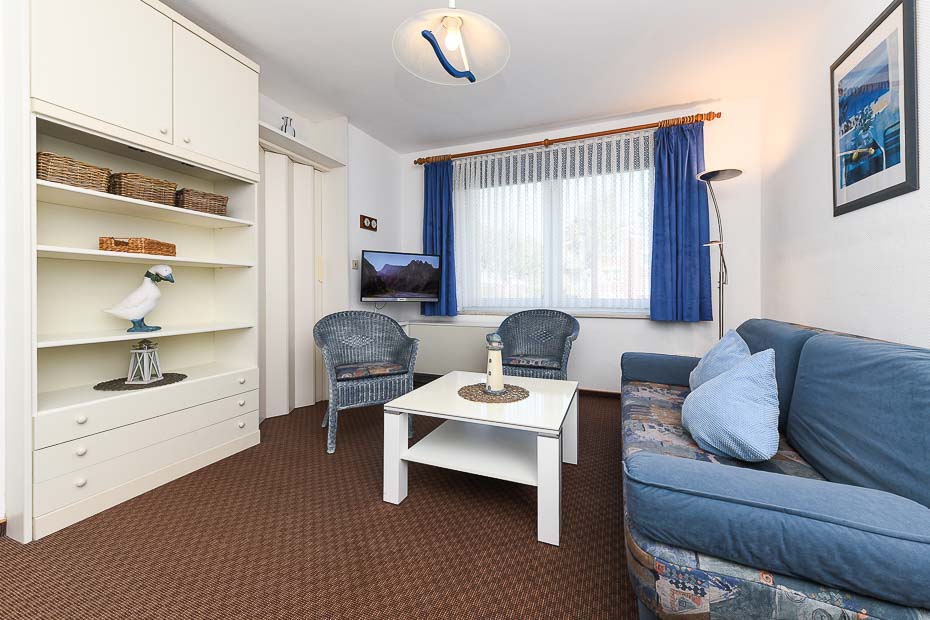 Ferienwohnung „Austernfischer“ - Wohnzimmer mit räumlich abgeteilter Küchennische