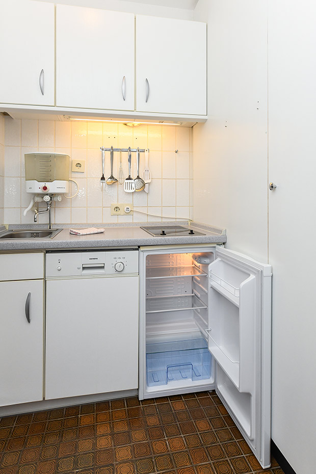 Ferienwohnung „Austernfischer“ - Wohnzimmer mit räumlich abgeteilter Küchennische