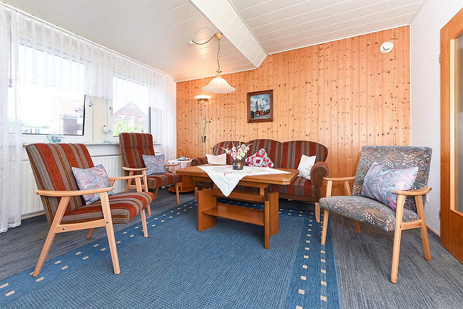 Ferienwohnung „Backbord“ - Wohnzimmer mit integriertem Küchenbereich