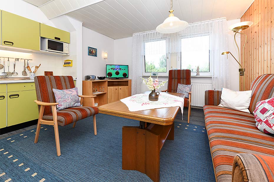 Ferienwohnung „Backbord“ - Wohnzimmer mit integriertem Küchenbereich
