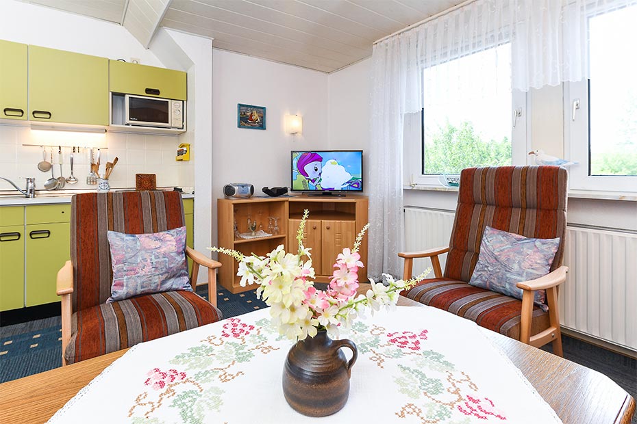 Ferienwohnung „Backbord“ - Wohnzimmer mit integriertem Küchenbereich