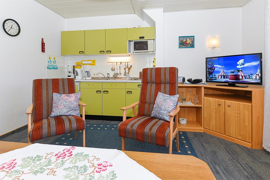 Ferienwohnung „Backbord“ - Wohnzimmer mit integriertem Küchenbereich