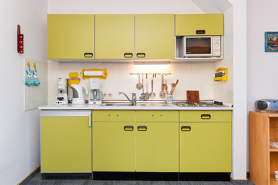 Ferienwohnung „Backbord“ - Wohnzimmer mit integriertem Küchenbereich