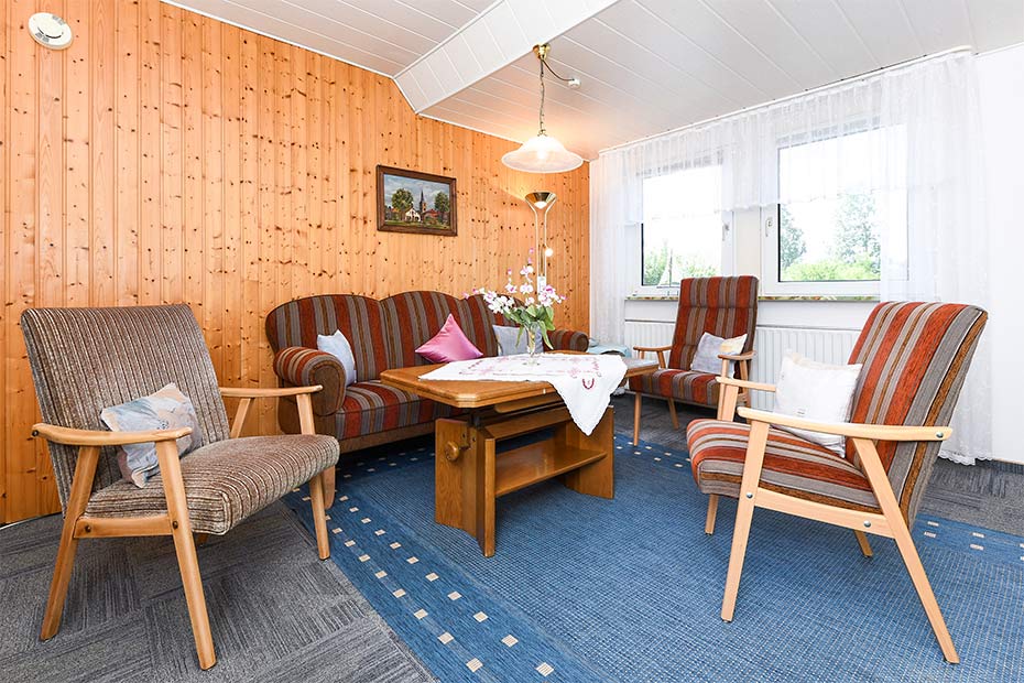 Ferienwohnung „Steuerbord“ - Wohnzimmer mit integriertem Küchenbereich