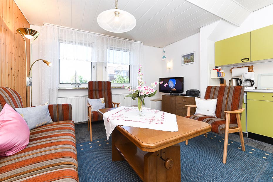 Ferienwohnung „Steuerbord“ - Wohnzimmer mit integriertem Küchenbereich