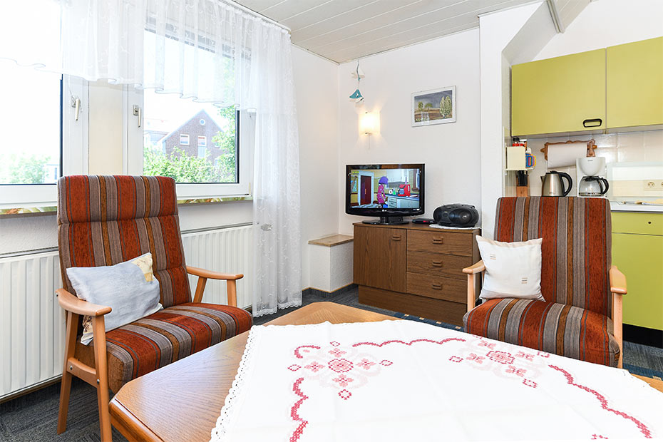 Ferienwohnung „Steuerbord“ - Wohnzimmer mit integriertem Küchenbereich