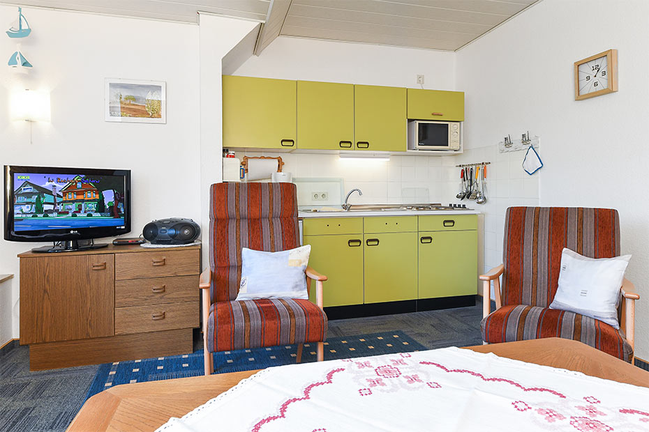 Ferienwohnung „Steuerbord“ - Wohnzimmer mit integriertem Küchenbereich