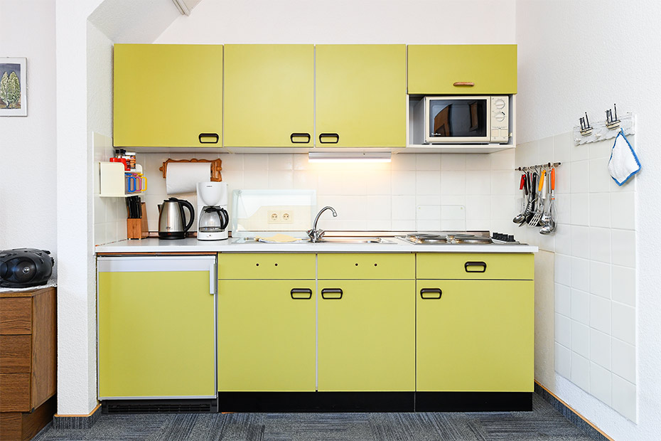 Ferienwohnung „Steuerbord“ - Wohnzimmer mit integriertem Küchenbereich