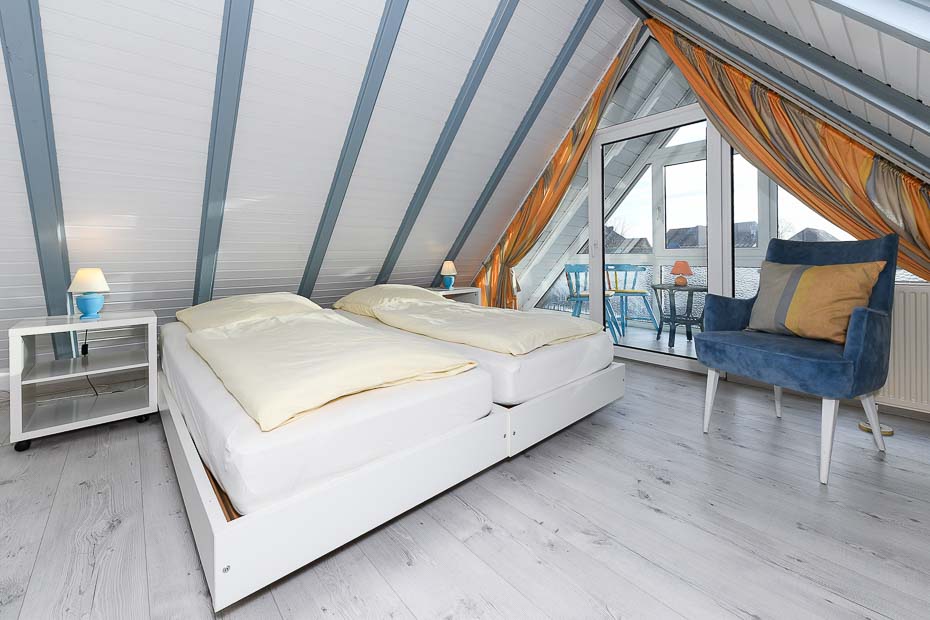 Ferienhaus „Blau-Huus“ - Schlafzimmer 1 mit Wintergarten