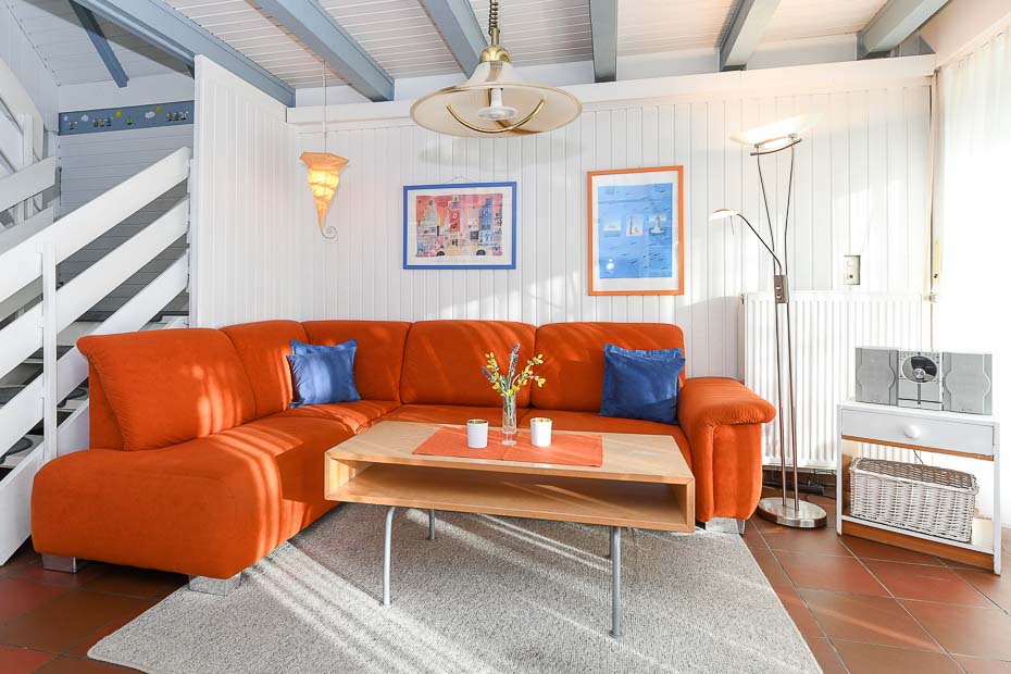 Ferienhaus „Blau-Huus“ - Wohnzimmer mit integriertem Küchenbereich