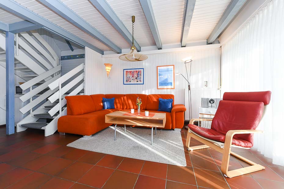 Ferienhaus „Blau-Huus“ - Wohnzimmer mit integriertem Küchenbereich