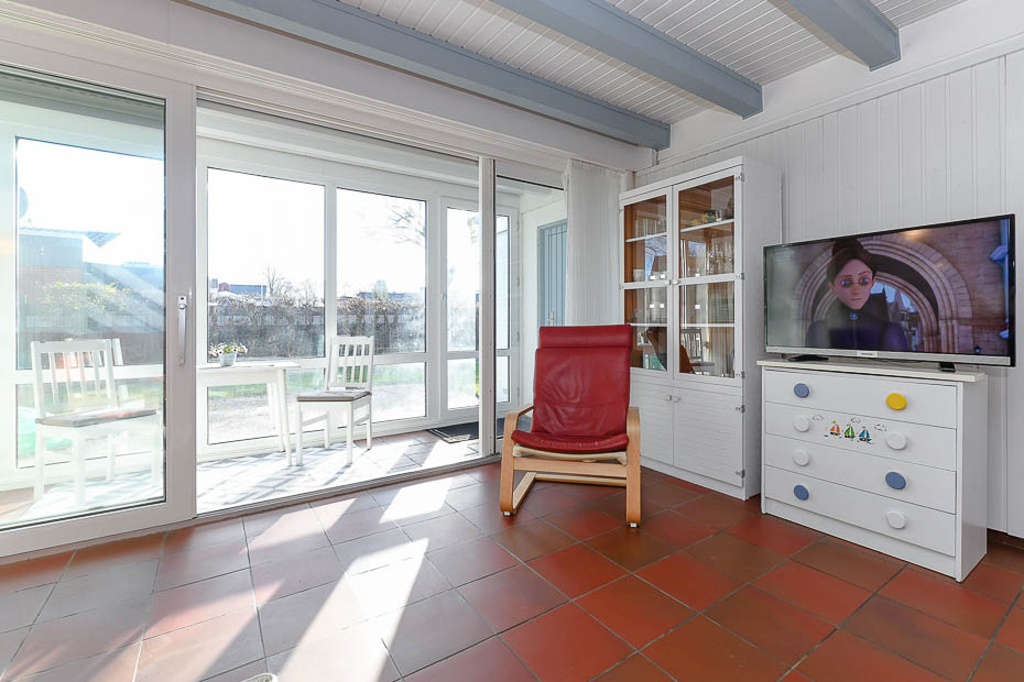 Ferienhaus „Blau-Huus“ - Wohnzimmer mit integriertem Küchenbereich