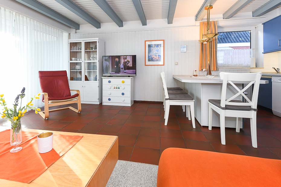 Ferienhaus „Blau-Huus“ - Wohnzimmer mit integriertem Küchenbereich