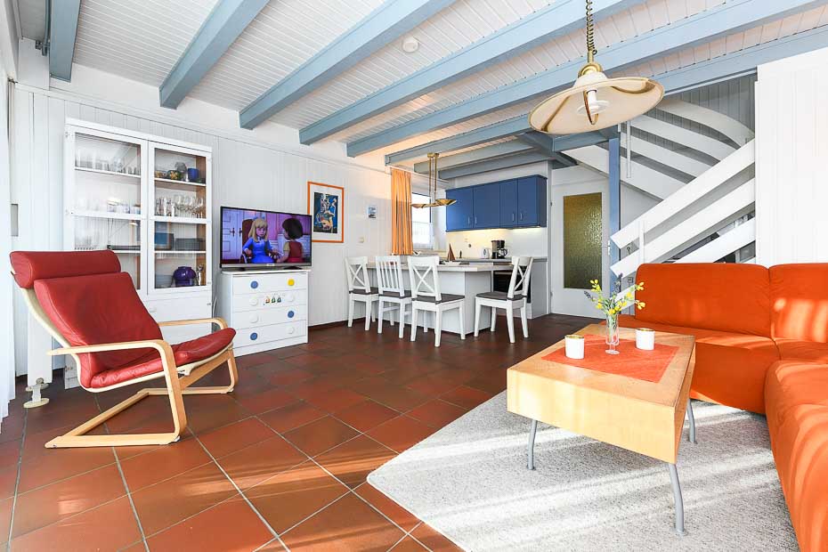 Ferienhaus „Blau-Huus“ - Wohnzimmer mit integriertem Küchenbereich