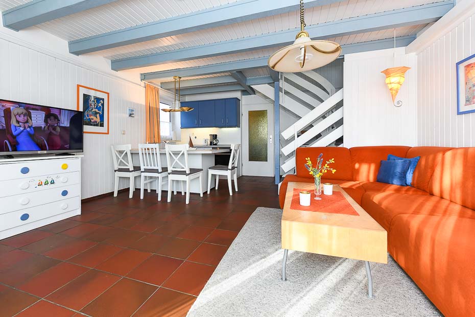 Ferienhaus „Blau-Huus“ - Wohnzimmer mit integriertem Küchenbereich