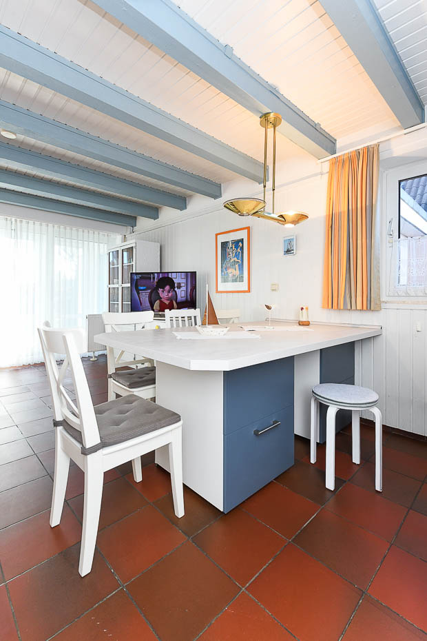 Ferienhaus „Blau-Huus“ - Wohnzimmer mit integriertem Küchenbereich