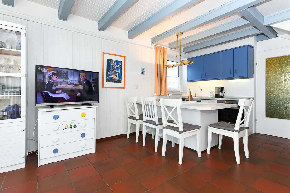 Ferienhaus „Blau-Huus“ - Wohnzimmer mit integriertem Küchenbereich