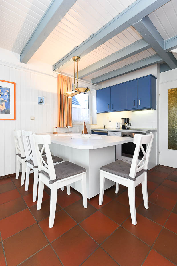 Ferienhaus „Blau-Huus“ - Wohnzimmer mit integriertem Küchenbereich