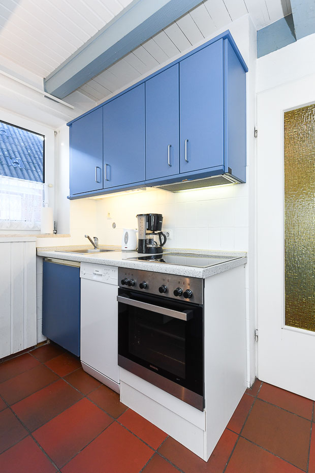 Ferienhaus „Blau-Huus“ - Wohnzimmer mit integriertem Küchenbereich