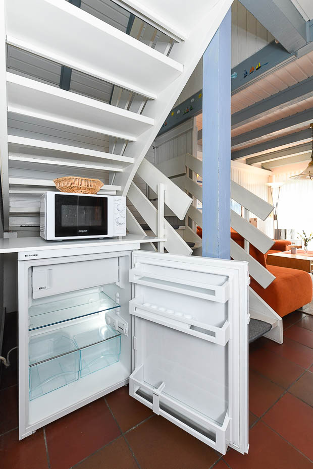 Ferienhaus „Blau-Huus“ - Wohnzimmer mit integriertem Küchenbereich