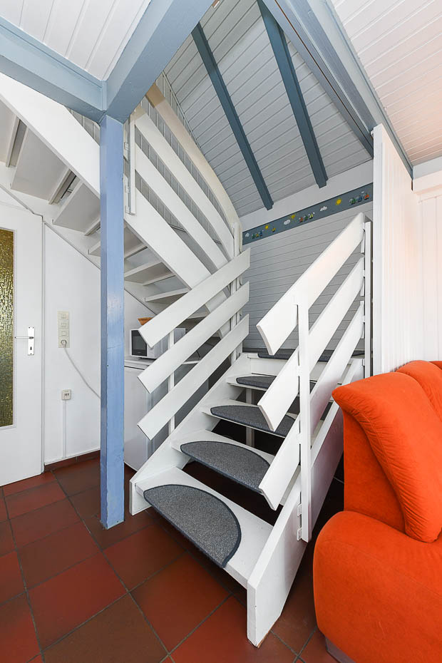 Ferienhaus „Blau-Huus“ - Wohnzimmer mit integriertem Küchenbereich