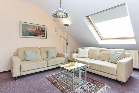 Ferienwohnung „Deichklause“ - Wohnzimmer mit integriertem Küchenbereich