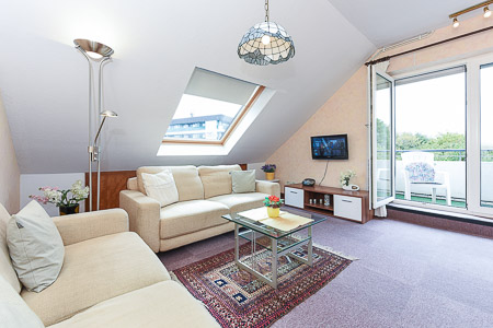 Ferienwohnung „Deichklause“ - Wohnzimmer mit integriertem Küchenbereich