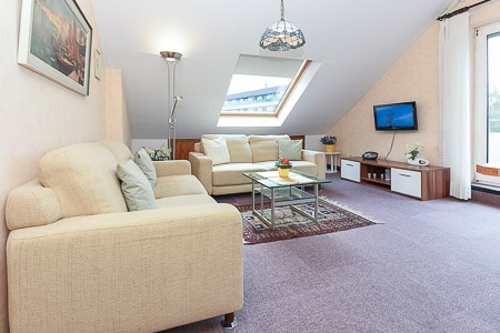 Ferienwohnung „Deichklause“ - Wohnzimmer mit integriertem Küchenbereich