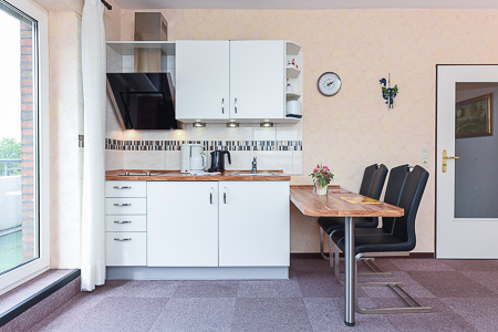 Ferienwohnung „Deichklause“ - Wohnzimmer mit integriertem Küchenbereich
