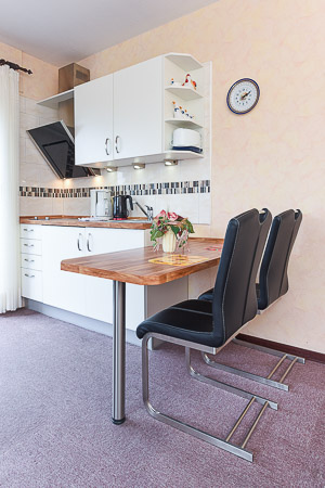 Ferienwohnung „Deichklause“ - Wohnzimmer mit integriertem Küchenbereich