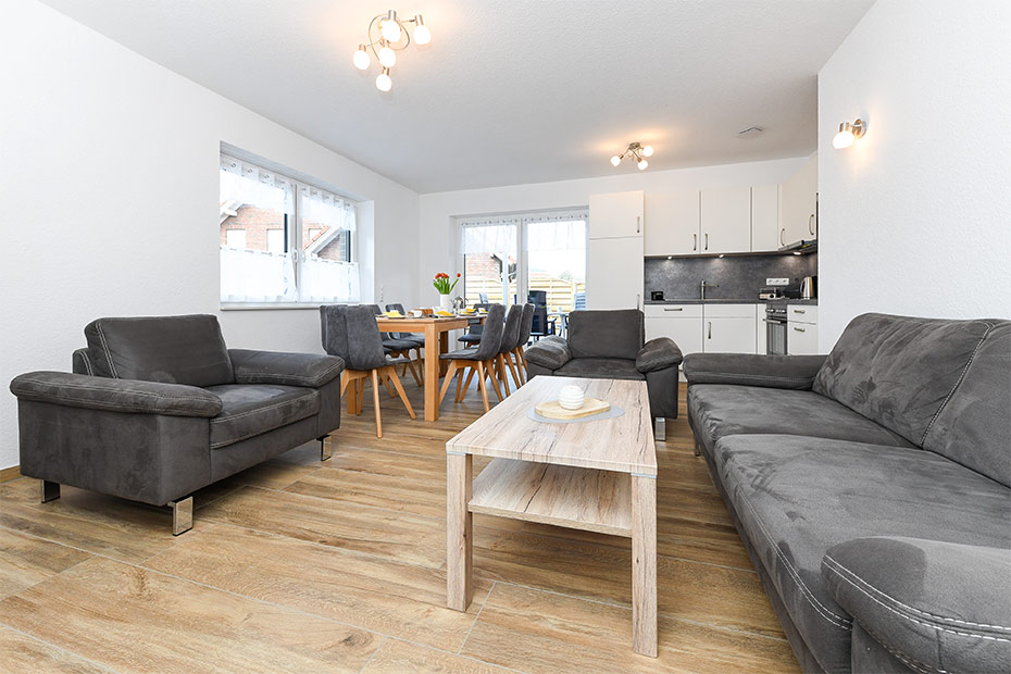 Ferienwohnung „Ebbe“ - Wohnzimmer mit integriertem Küchenbereich