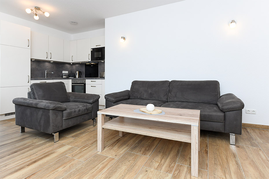 Ferienwohnung „Ebbe“ - Wohnzimmer mit integriertem Küchenbereich