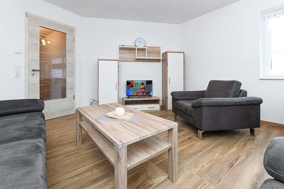 Ferienwohnung „Ebbe“ - Wohnzimmer mit integriertem Küchenbereich