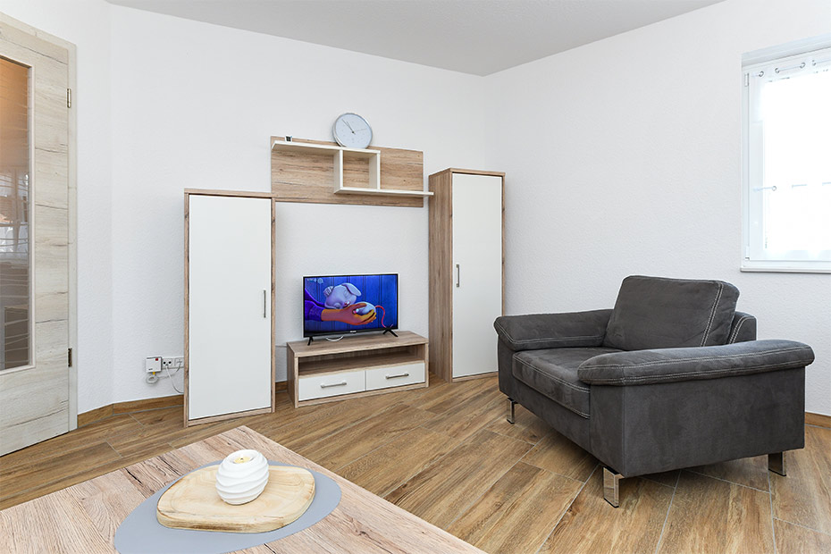 Ferienwohnung „Ebbe“ - Wohnzimmer mit integriertem Küchenbereich